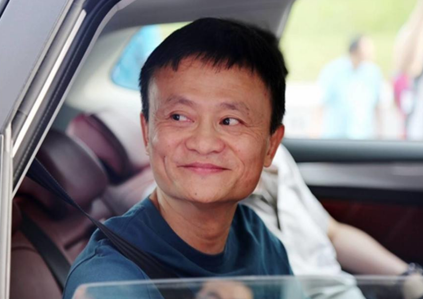 山东街头偶遇马云同款座驾，千万豪车挂炸弹车牌，导航：不要靠近
