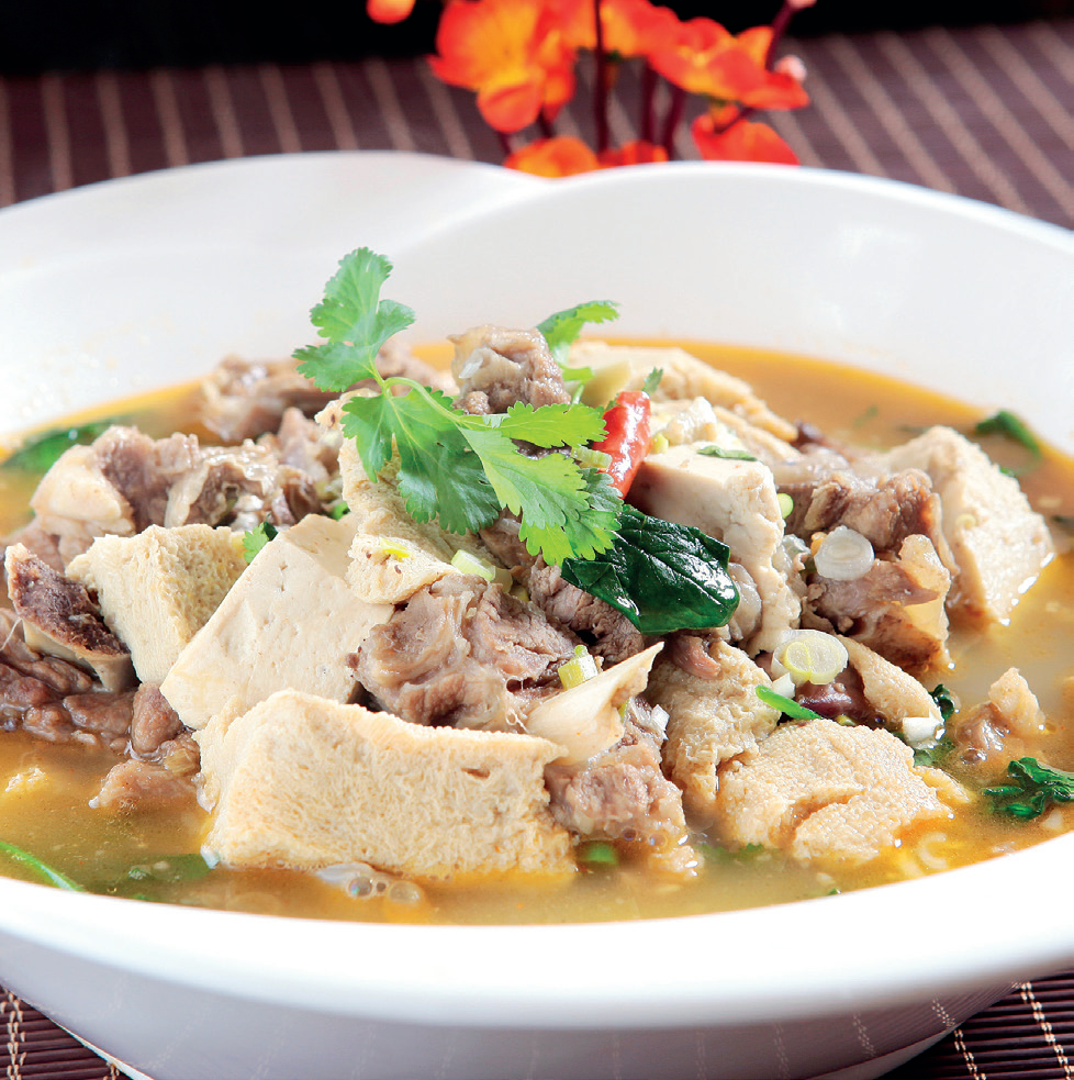 陕北炖羊肉不添加香料包，与榆林豆腐搭配，简单调味，美味相融合