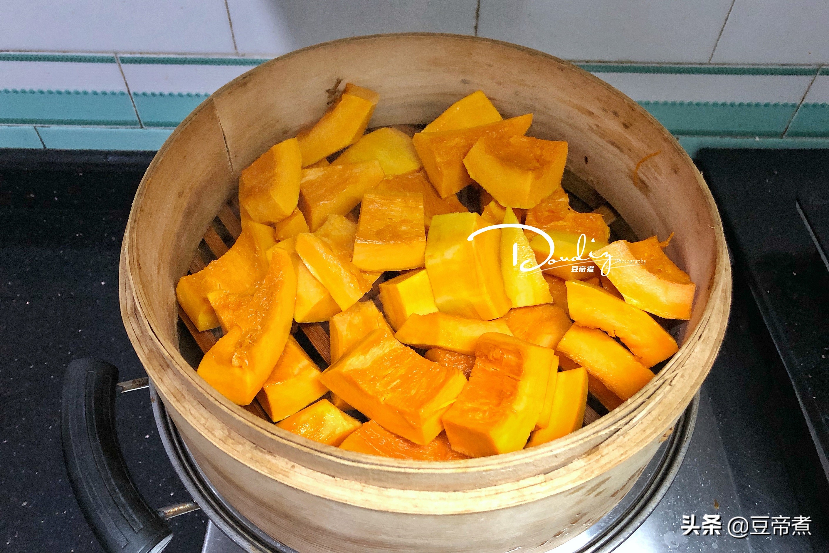 明天的早餐准备好了，用半个老南瓜搭配面粉做成了吐司，味道真好