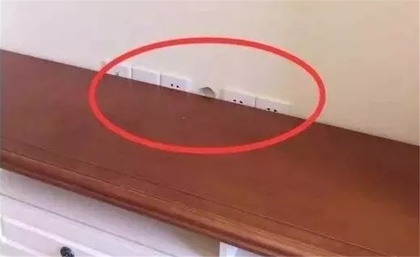 电视墙的插座电源外露太凌乱，用什么办法隐藏最合适？