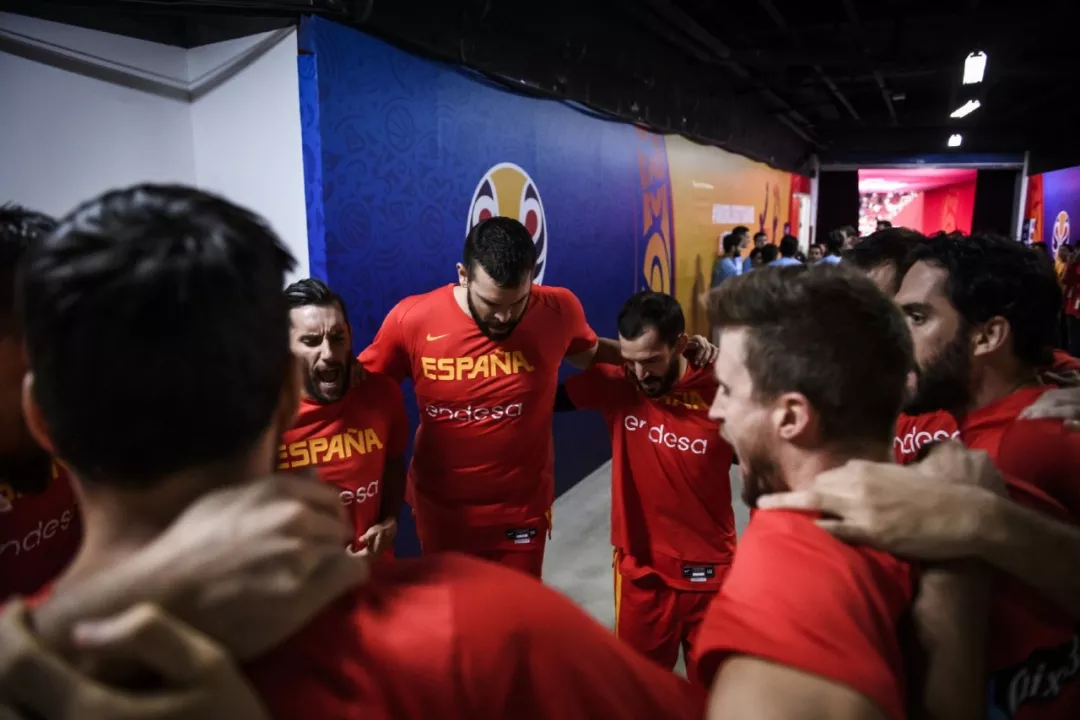 为什么不打世界杯篮球(不打NBA后，阿联和周琦，为何不去欧洲打球？原因和钱有关)