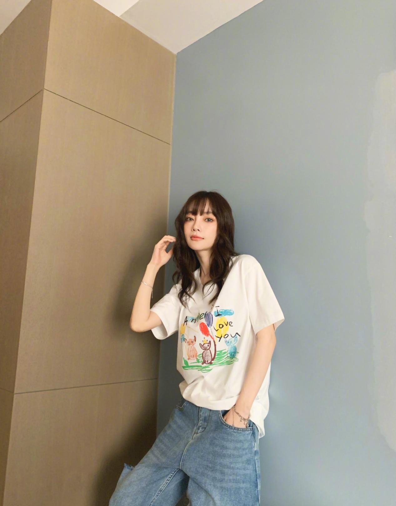 李小璐太会穿了,花衬衣搭配破洞牛仔裤,时尚减龄又显气质