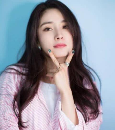 杨幂为啥一直留的是长发?大家看过她短发的样子,就会明白了