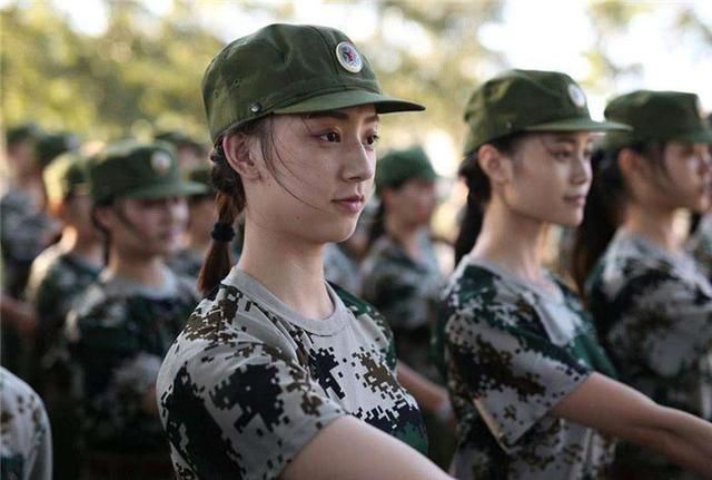 新生军训时，教官总是盯着女生看是有原因的，别误会教官