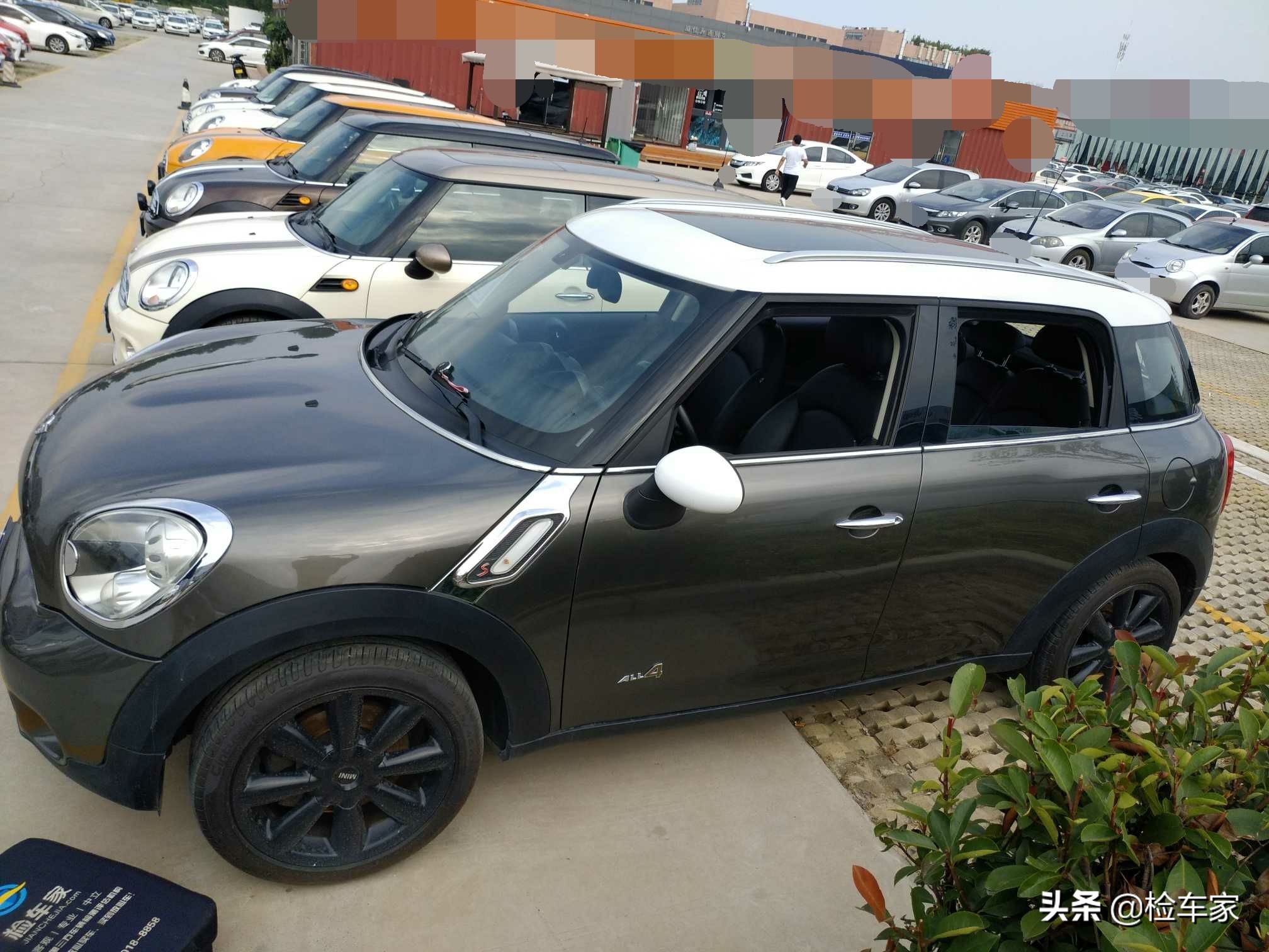 报价12万的宝马MINI，举起底盘吓一跳，一部件托底变形