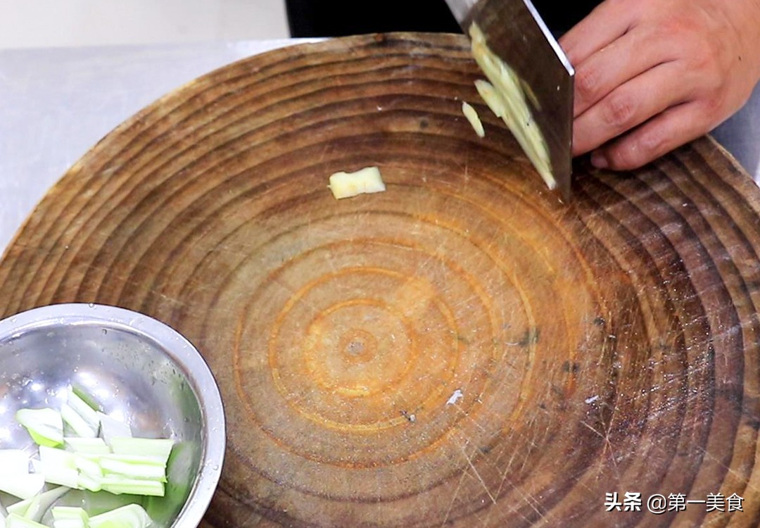 可乐鸡翅的家常制作方法（学会这一招鸡翅滑嫩入味）