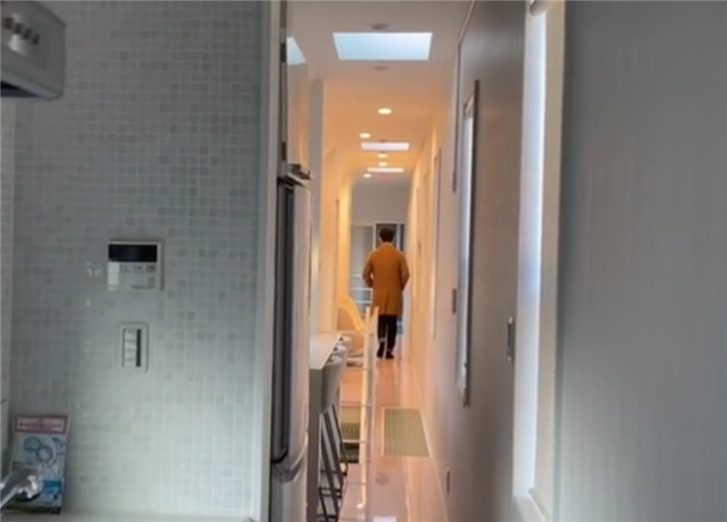 细长型的房子两人并肩过都难，卧室只能摆放单人床，看着都很压抑