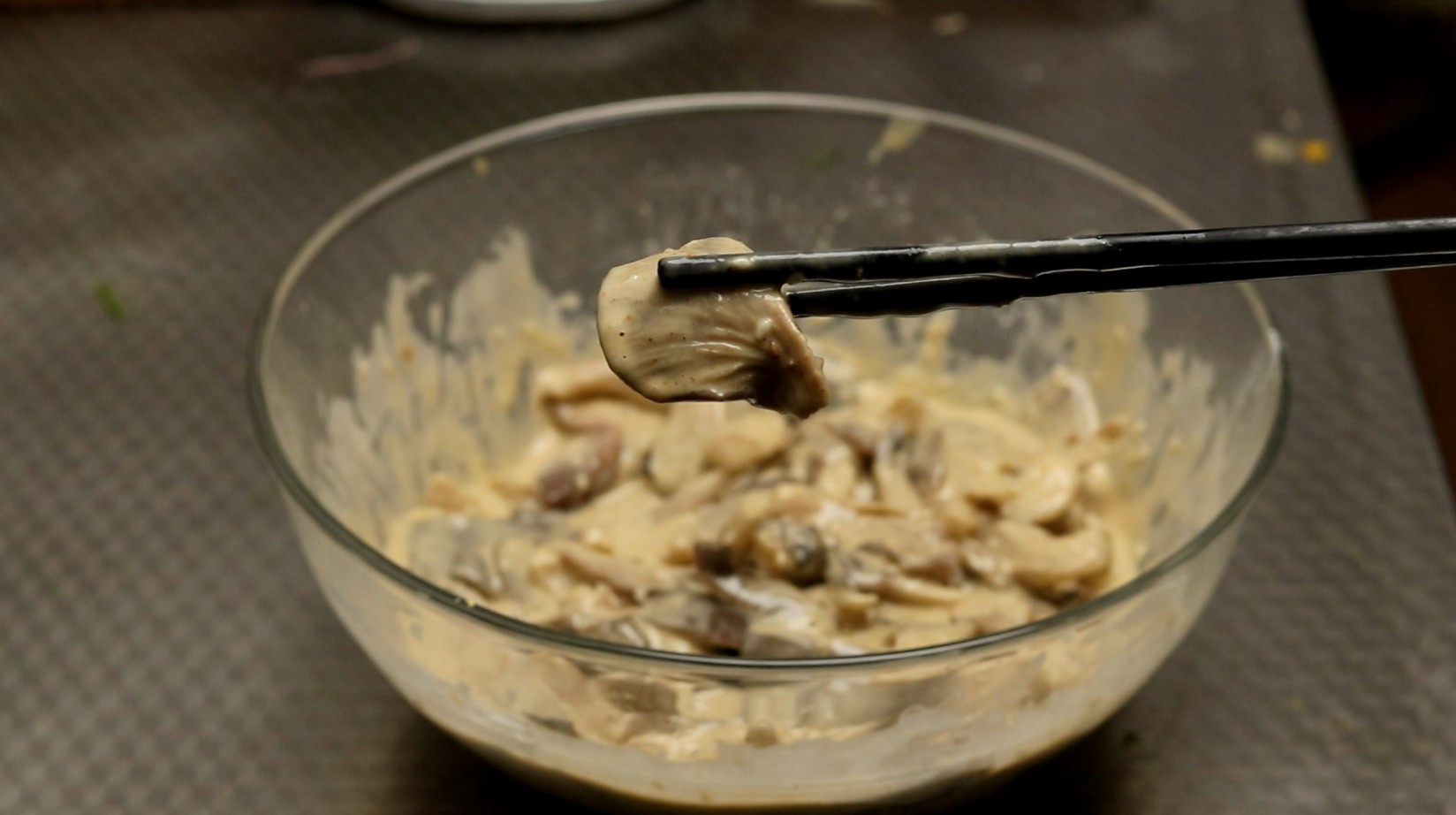 炸蘑菇，裹淀粉还是面粉？大厨教你正确做法，口感酥脆不回软