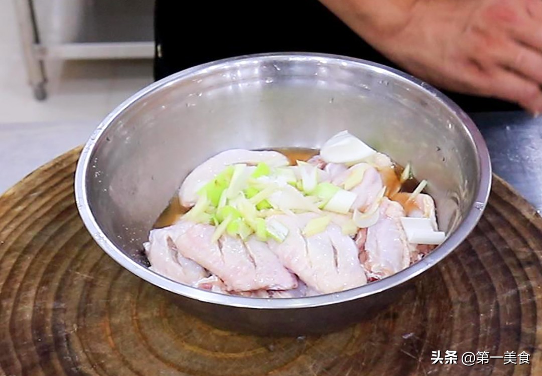 可乐鸡翅的家常制作方法（学会这一招鸡翅滑嫩入味）