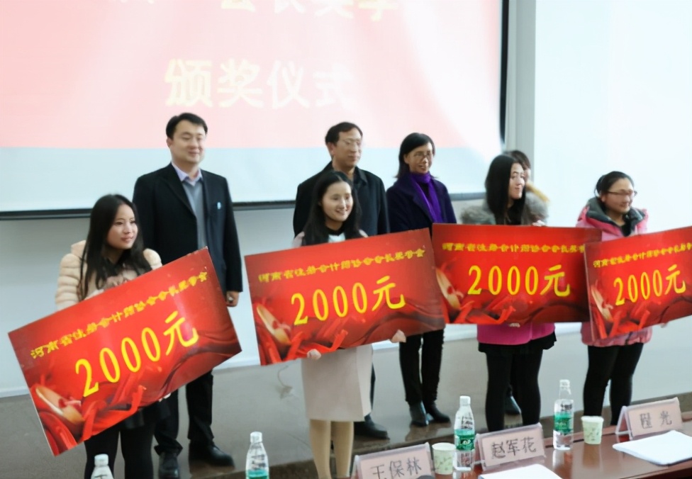 大一新生：大学为何给学生发银行卡？有3点原因，学长：用处很大