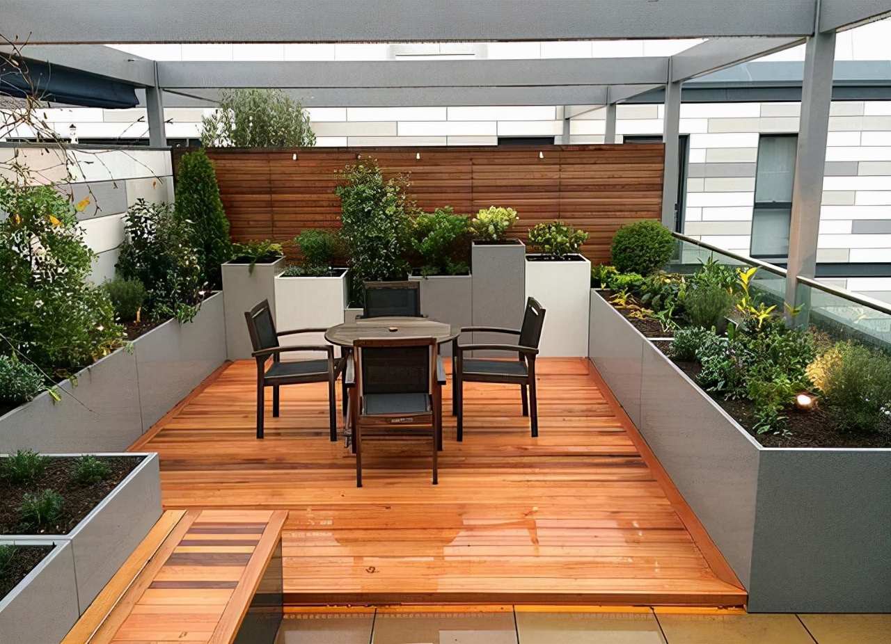 这就跟农村房子起屋脊一样的道理,防腐木抬高之后可以形成一个架空层