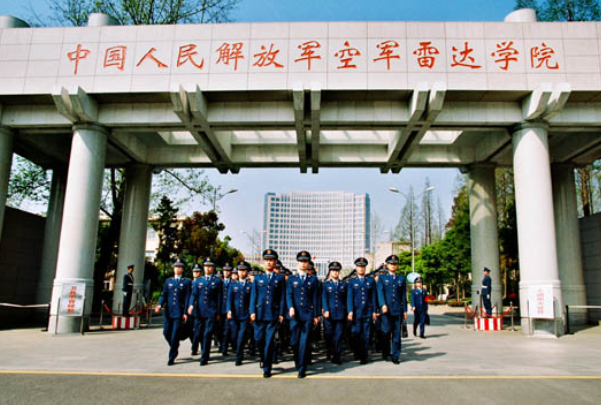 适合中等生报考的军校，录取分数低，毕业还能有“铁饭碗”