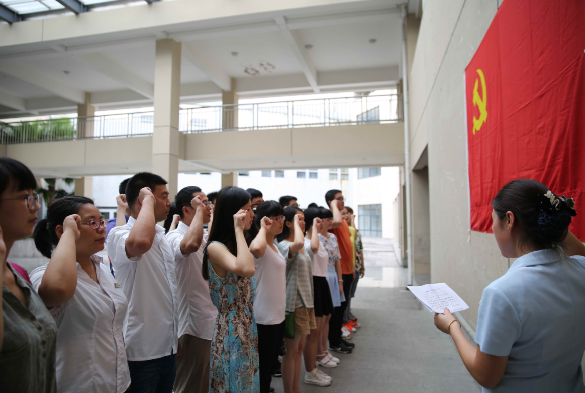 大学生入党决定权在谁手上？这两个人至关重要，可不要顾此失彼