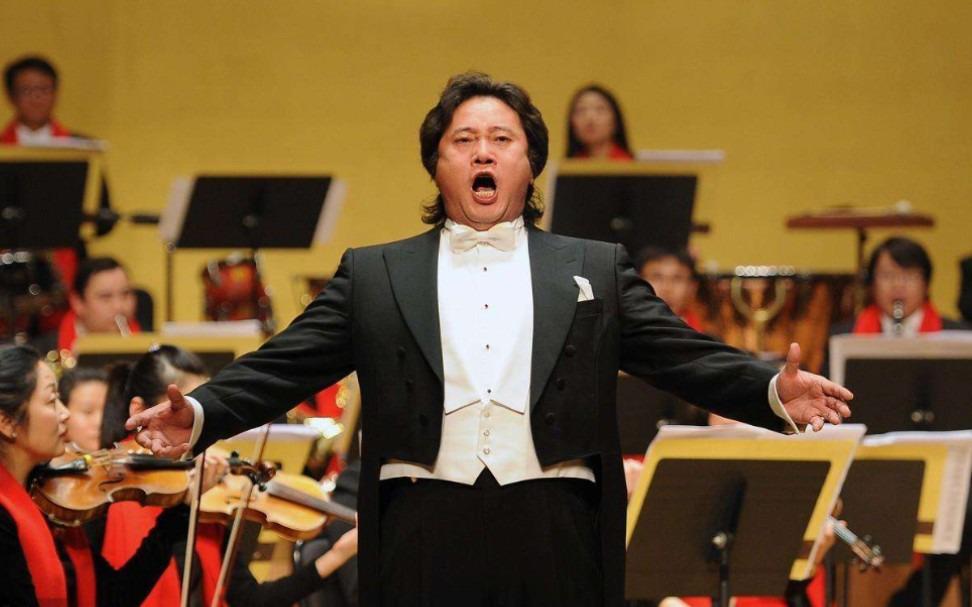 世界第四男高音戴玉强30岁娶初恋结婚28年女儿是他的心肝