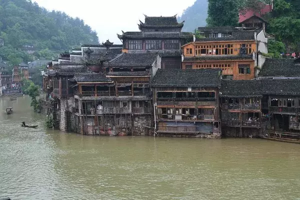 寻一处静谧，赶一场春雨