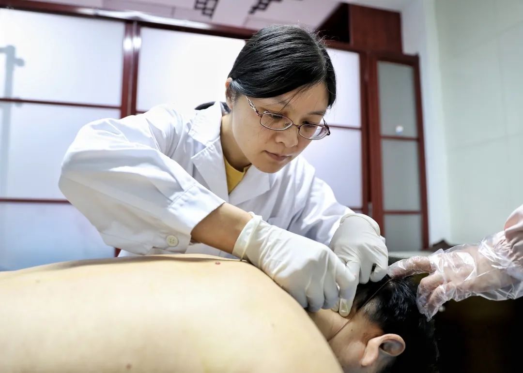 肖丹医生,平时积极参加各种义诊,健康讲座,电视台健康宣讲等活动,弘扬