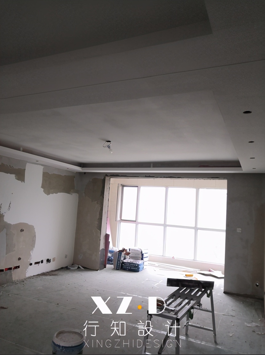 施工跟踪：电视墙暖咖色，其他墙面浅灰色，设计师不同阶段分享