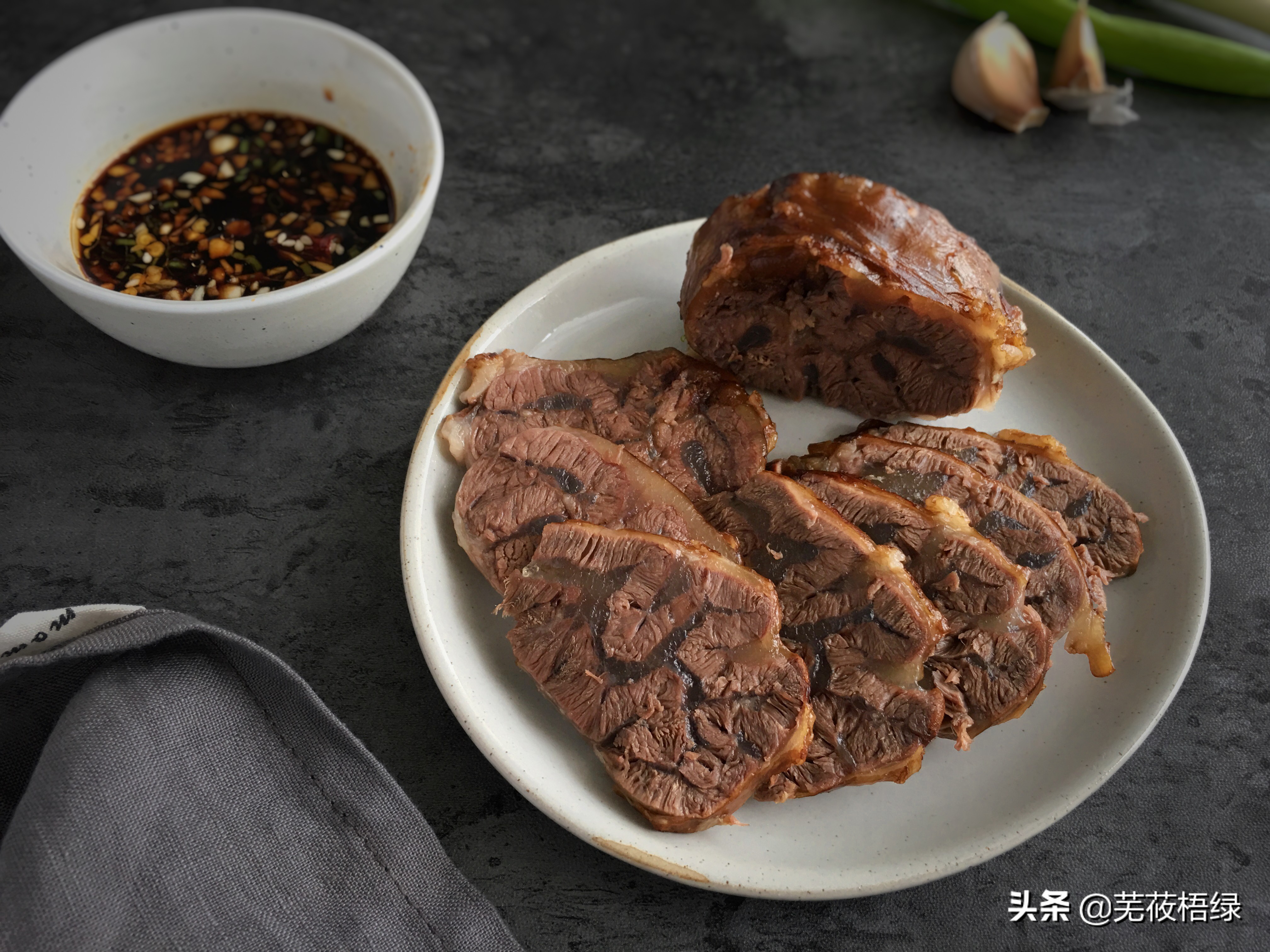 1条金钱腱加入简单的调料就可以做出喜欢的酱牛肉,空口吃也不咸