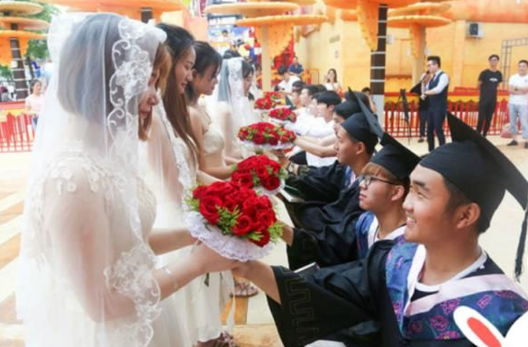 女大学生为啥没毕业就结婚生子？原因很扎心，大学生们要引以为戒