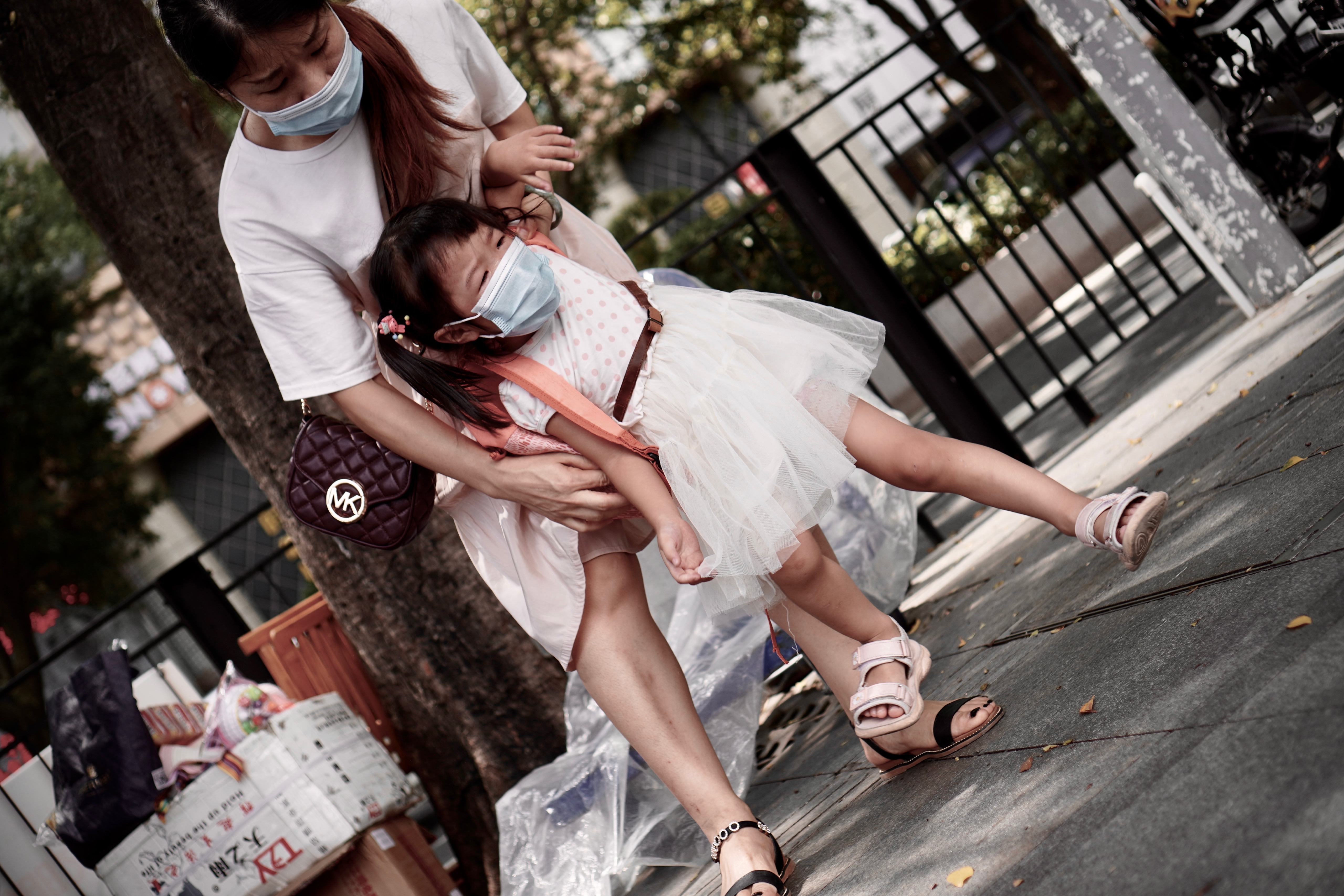 当孩子被嘲笑，不要说“别在意”，而是说这3句话，孩子才更自信