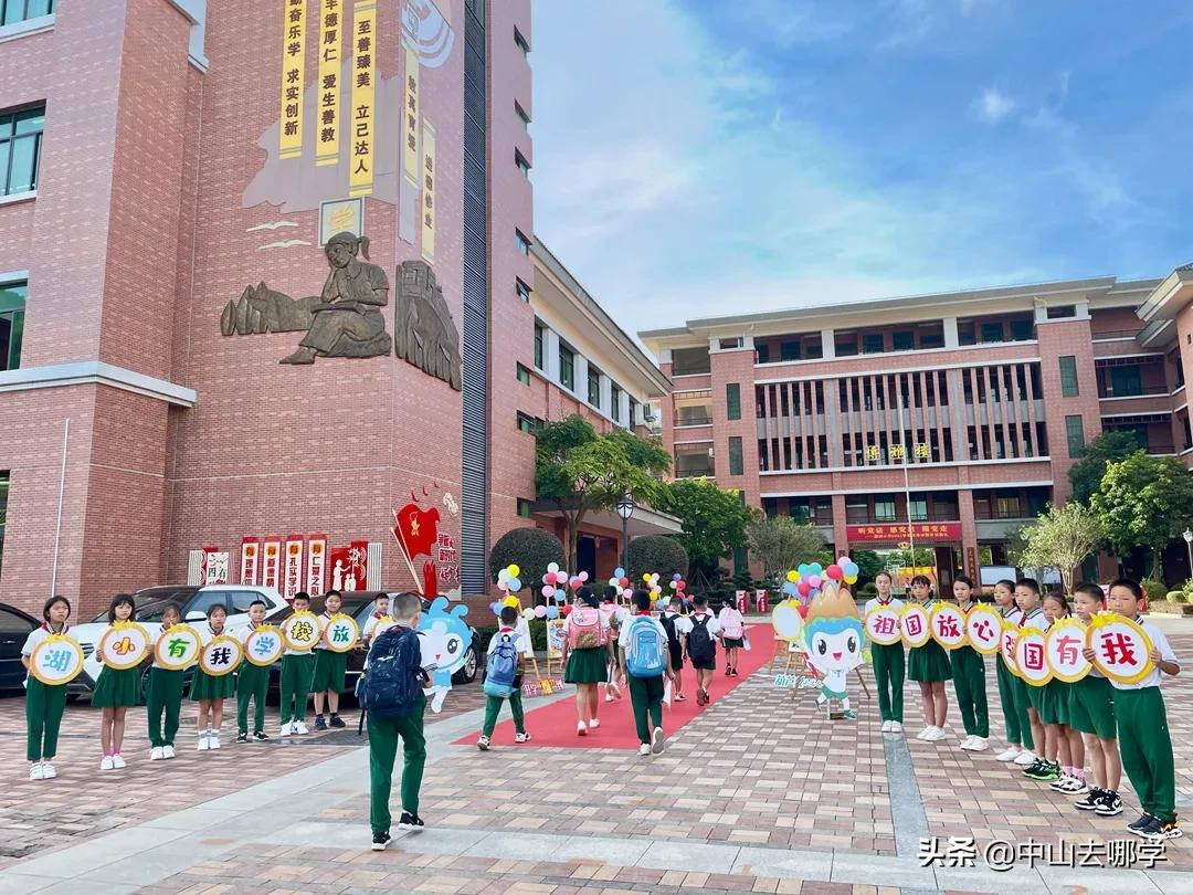 开学啦！现场多图预警：妈趴窗，爹爬墙，脸贴地！场面过于欢乐