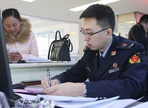 32种事业编转为“合同工”，薪资待遇或将减半，铁饭碗还铁吗？