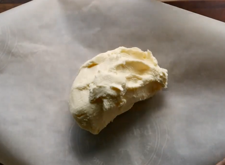 要用黄油别出去买了，教你在家自制，味道非常丰富，抹面包特别香