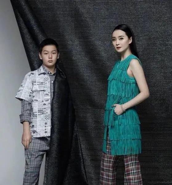 给婆婆洗脚,被小7岁继子掌掴,王艳的豪门生活太卑微