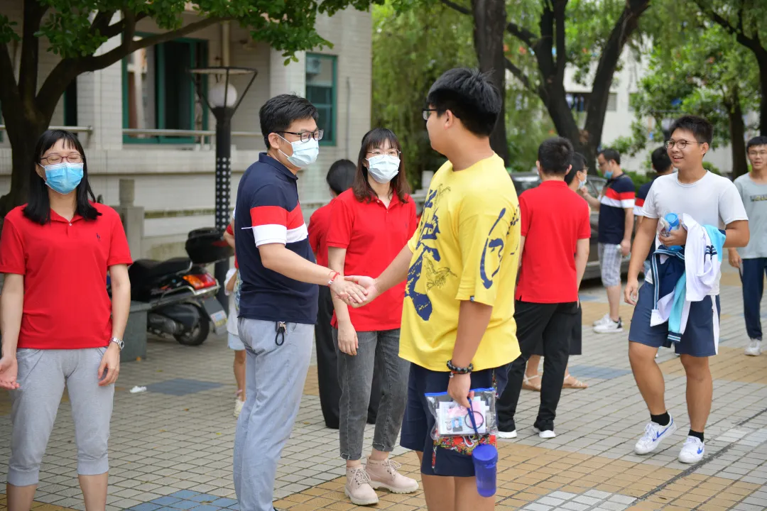 难忘老师 感恩亲人——佛山南海中学分校2020届高三学子高考凯旋
