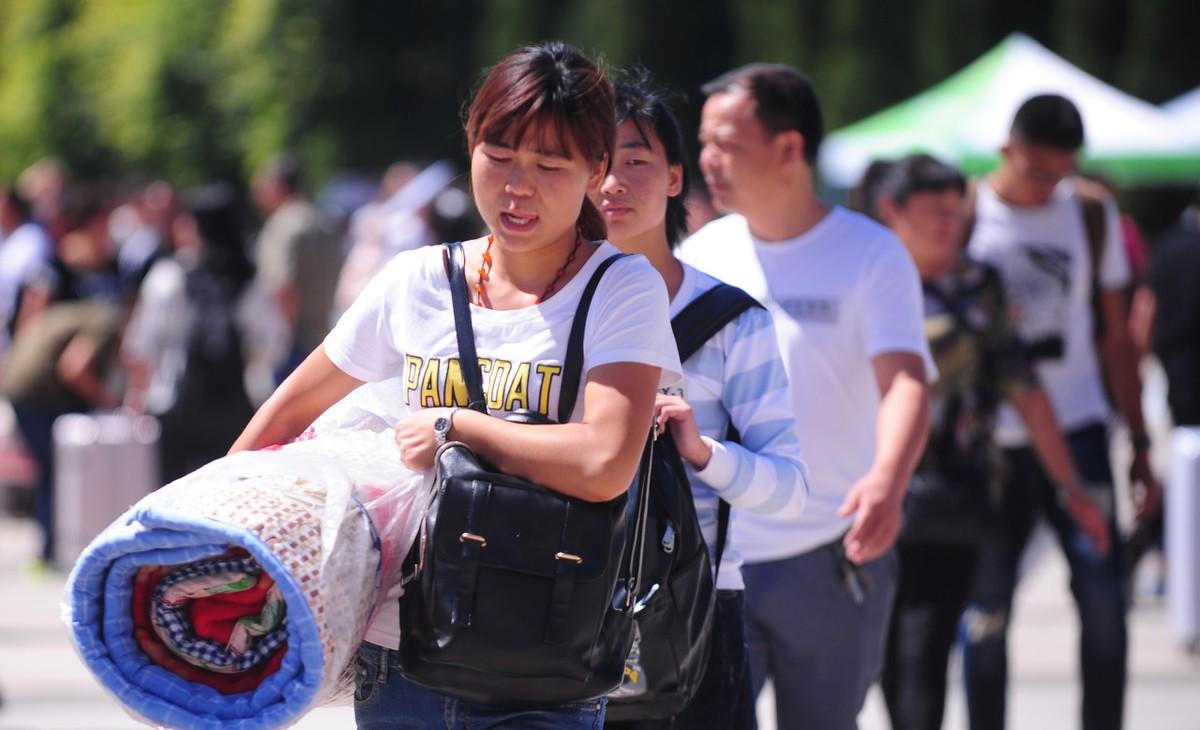 大一新生即将开学，家长进不了校门的遗憾，谁又懂？