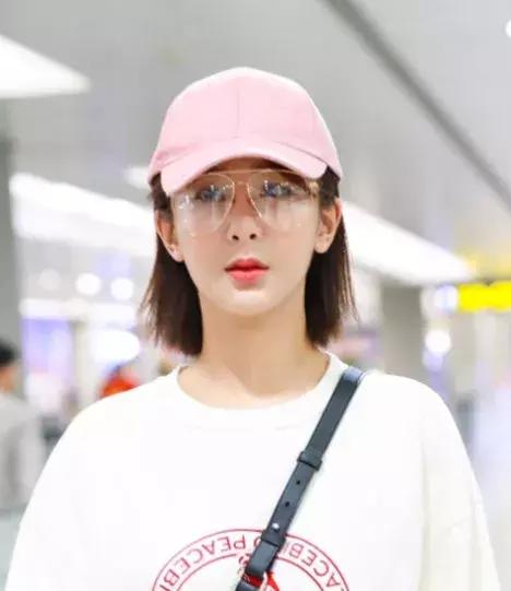 近視眼注定與好看無緣？大火的鏡框倪妮都喜歡戴，變身時尚達人