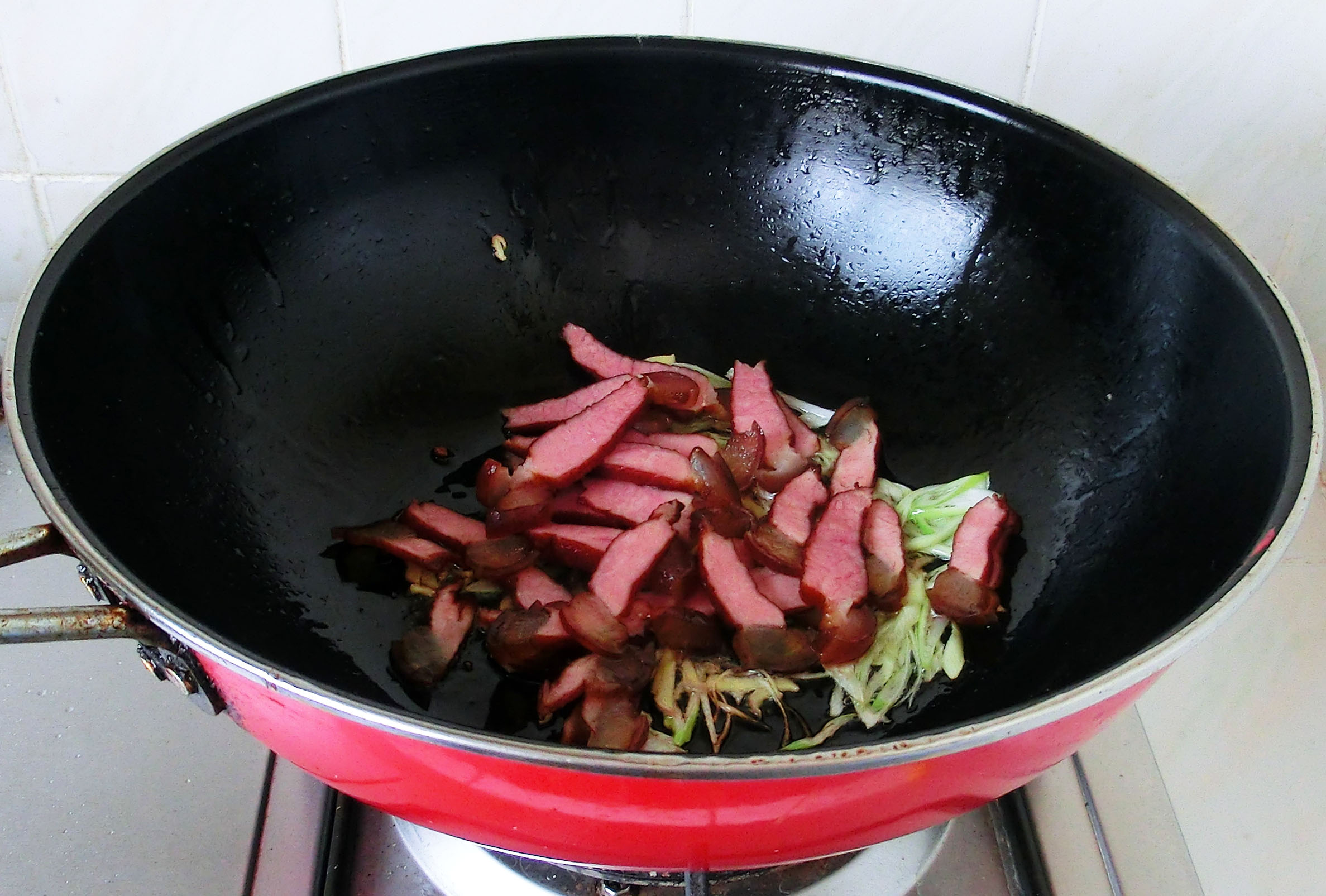 干茶树菇冷水泡还是热水泡？饭店的鲜香劲道，原来大厨是这样做的