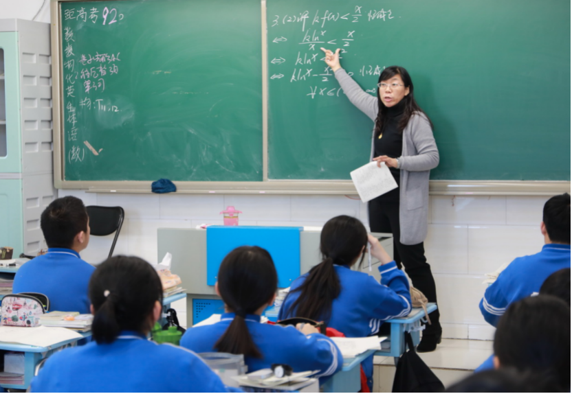 高考694分的学霸却因颜值走红，霸气喊话：我在清华等你们