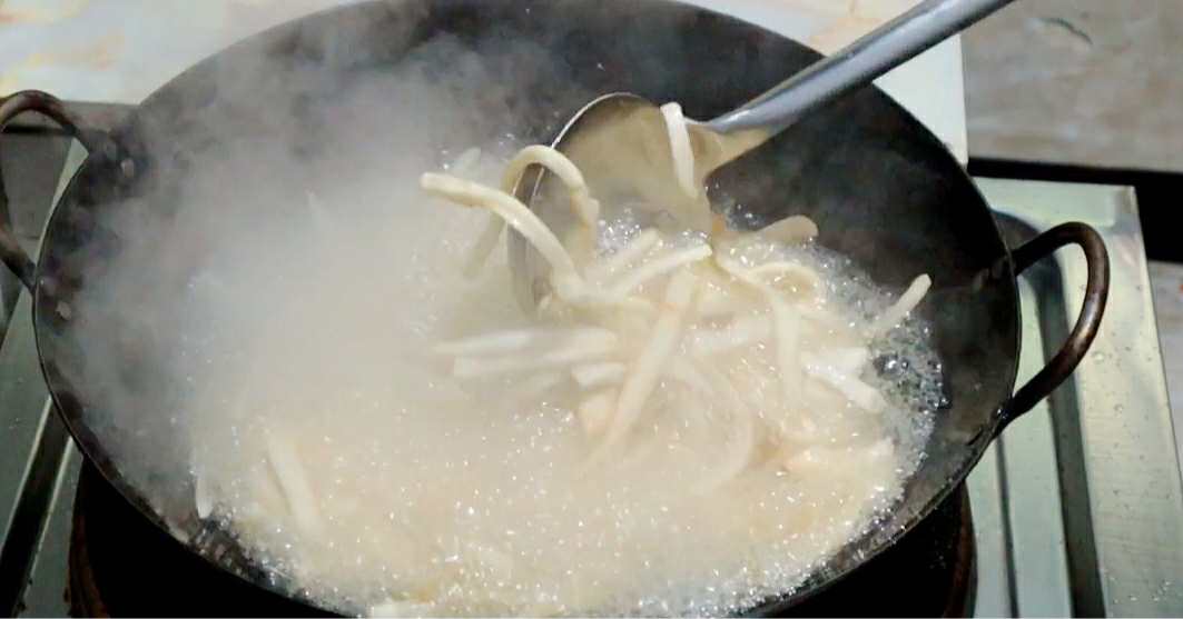 为什么饭店炒的杏鲍菇那么好吃？原来做法有诀窍，看完终于学会了