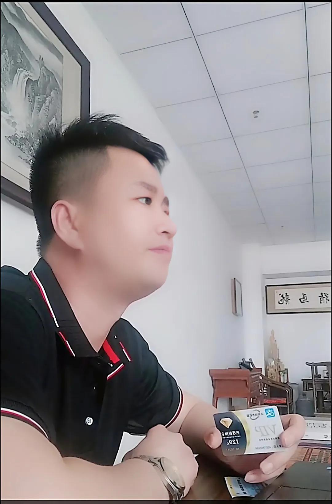 不是酒吧的音乐不嗨了，而是我们跳不动了