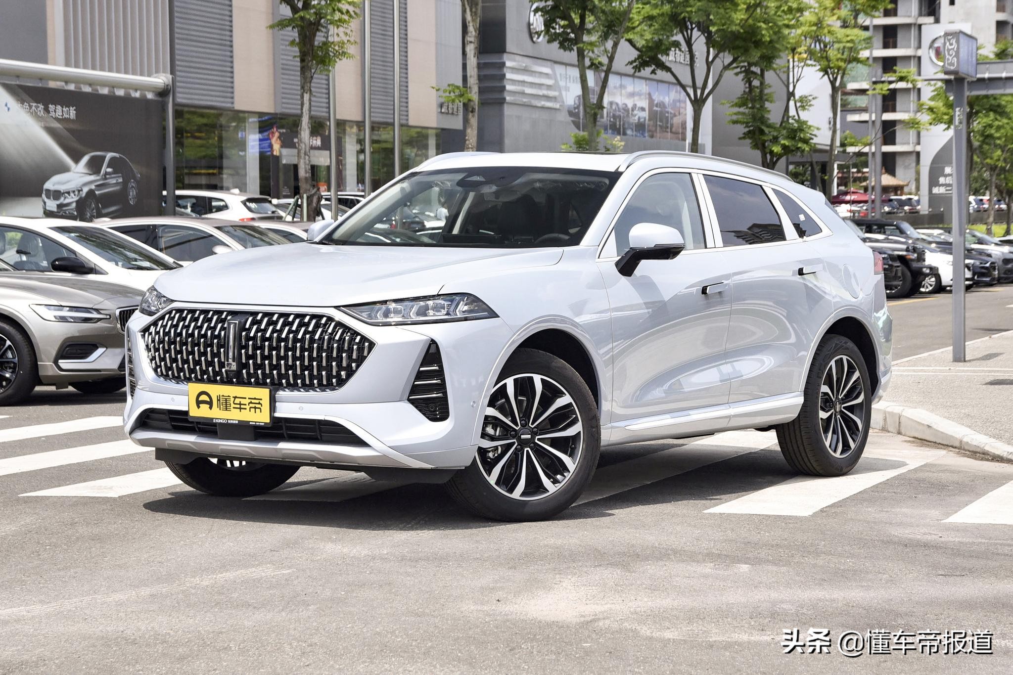 新车 | 缺芯影响！2022款红旗HS5中低配取消无线充电，18.38万元起