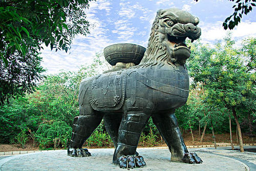这四宝分别是:代表着唐末五代,铸铁工艺的32吨沧州大铁狮;体现北宋