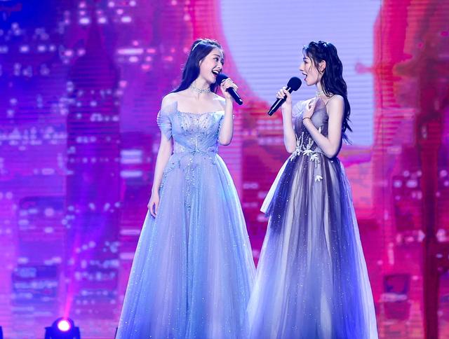 这位美女学霸“火了”，是4名领诵员之一，中国传媒大学校花