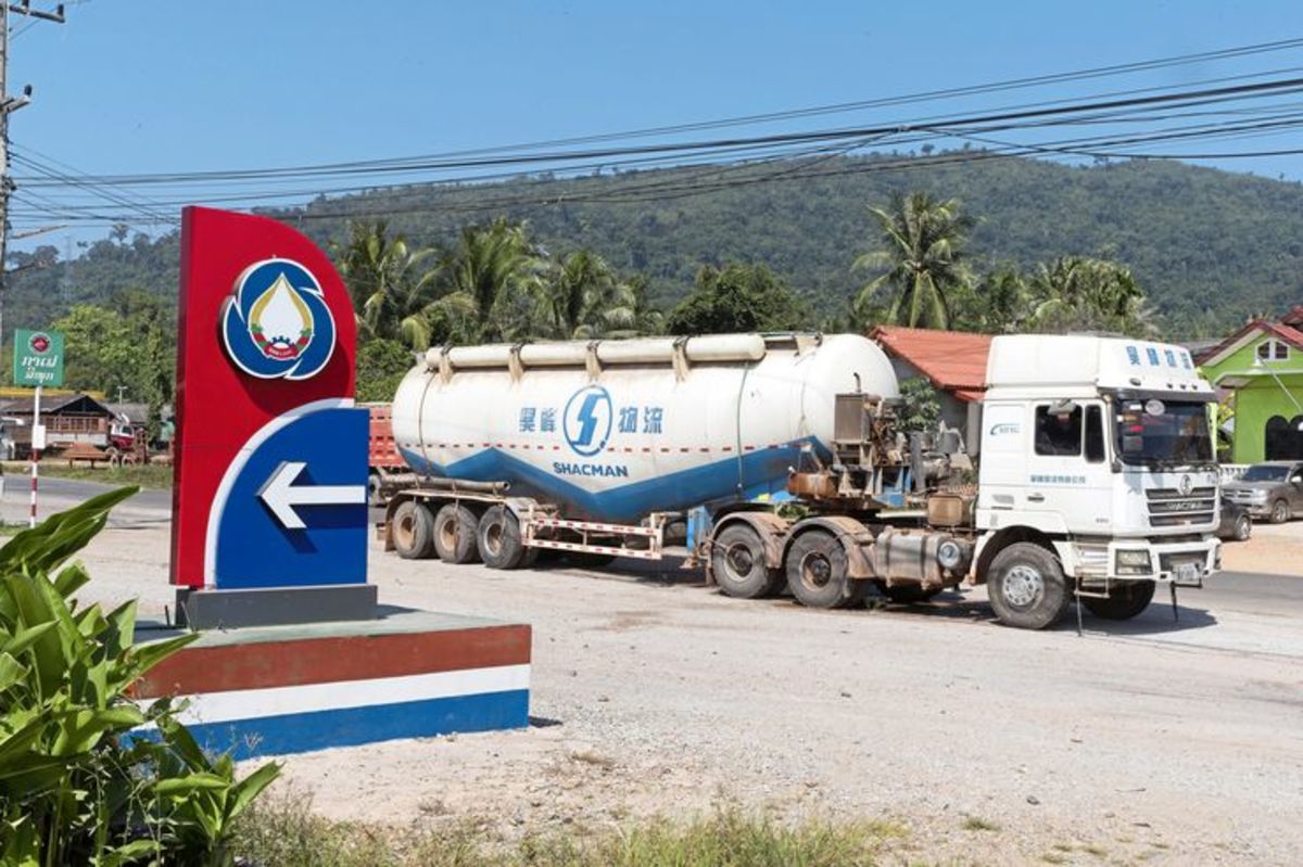 淋水缓速器都不好使！在老挝开卡车是什么体验？钱也不好挣