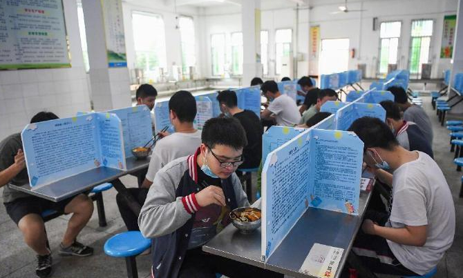 学校食堂的管理，归个人还是学校？教育部做出答复，家长放心了