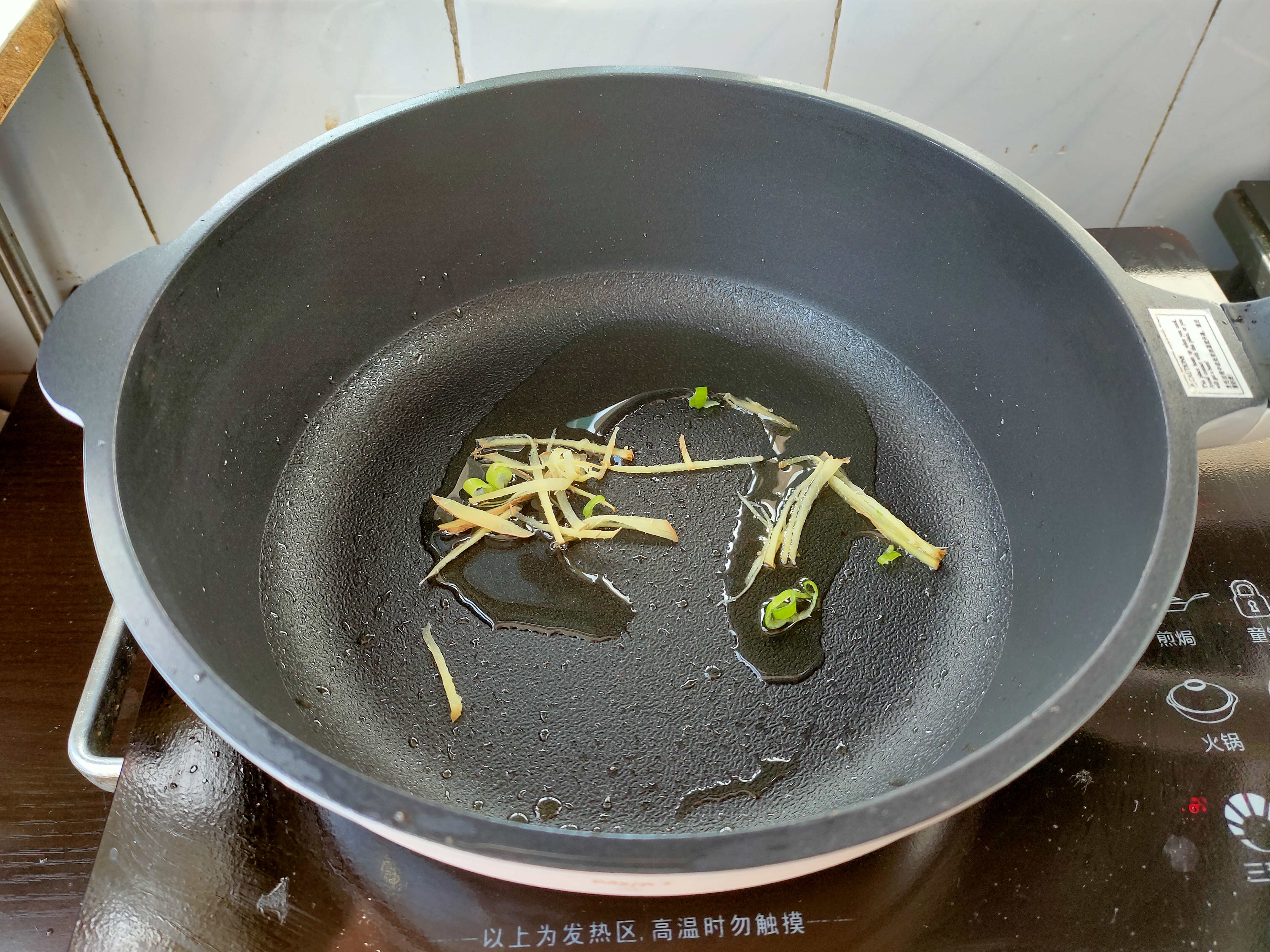 火爆大头菜的做法（轻松做出简单易学清香爽口火爆大头菜）