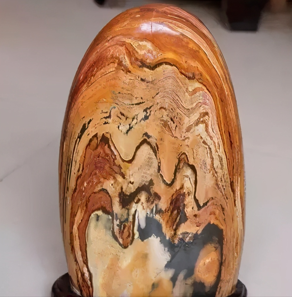 草花石因石上画面多呈现单色或多色彩的草花状图案而得名.