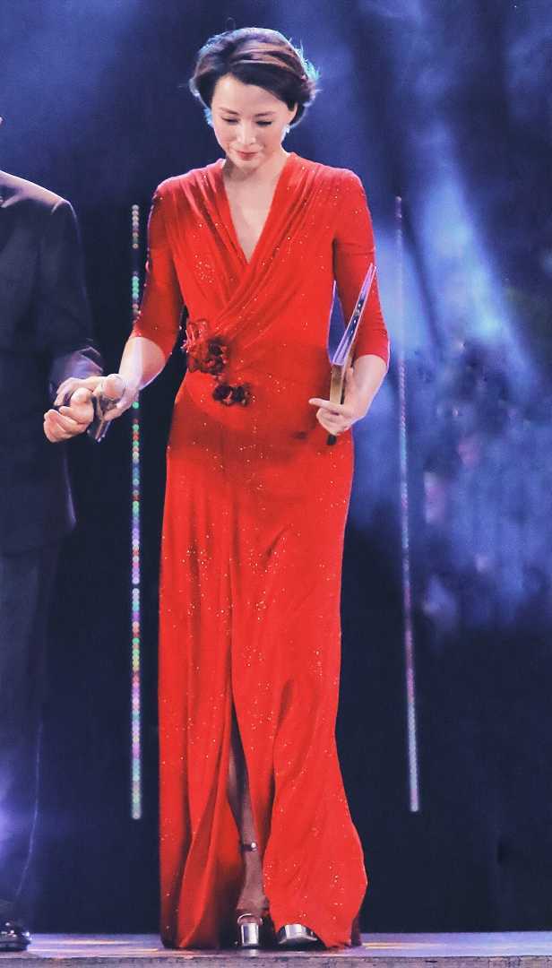 董卿为显腿长好拼!穿红色连衣裙开高叉到大腿,腰以下都是大长腿