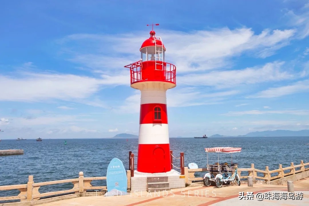 伶仃峰途中遇到的蔚蓝,抑或是标志灯塔下的波光粼粼,都是这座小岛给予