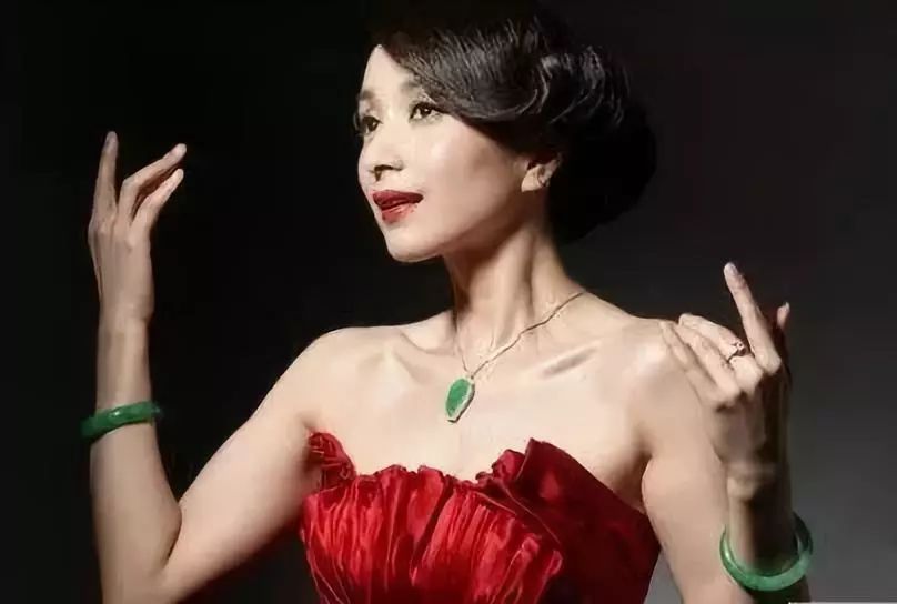 玉石手鐲，俗語說“富貴戴雙鐲”和“玉鐲不雙戴”，你該怎么選？