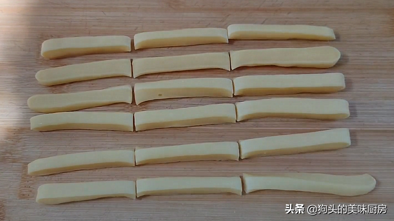 5块钱一斤的手指饼，2碗面粉1个鸡蛋，教你在家做，香酥可口