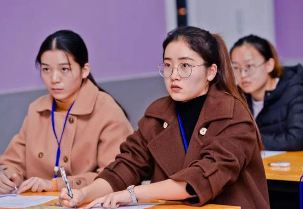 多地中小学现“教师荒”，系统却显示已经超编，在编老师都去哪了