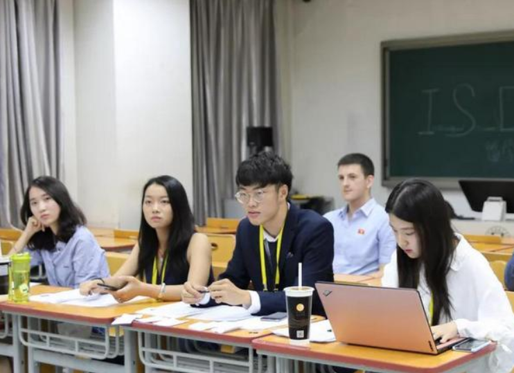 “三本”真的不复存在？看过录取分数线后，才懂得其中的暗流涌动