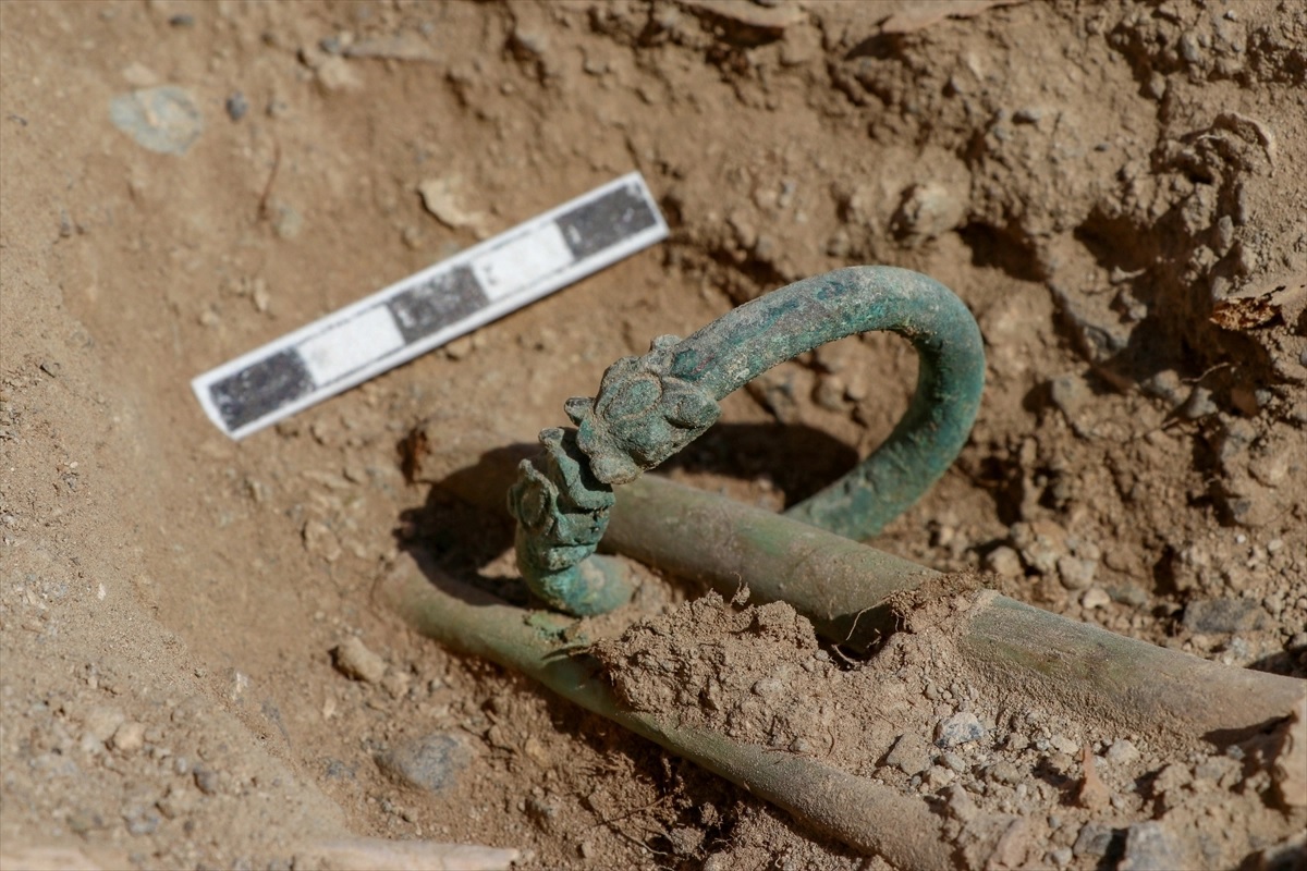 考古学家挖出2750年前“龙形镯”：佩戴者三岁，还头顶陶碗