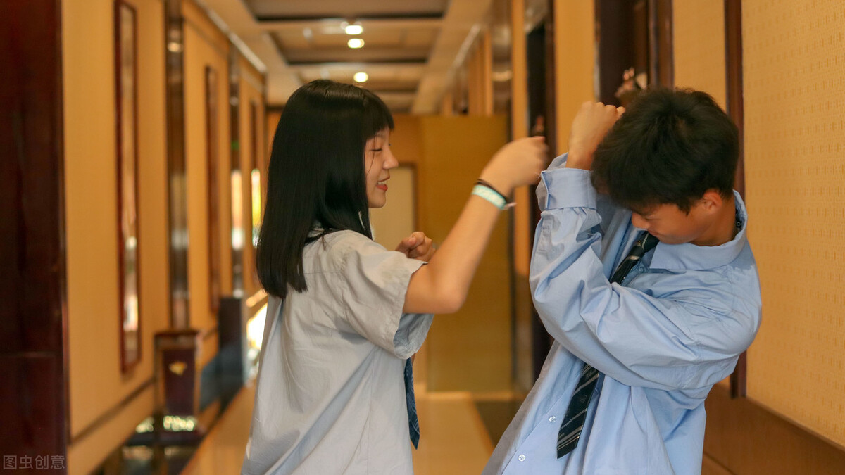 因为打赌，北京小学男生亲吻同班女生！女班主任：你不该如此随意